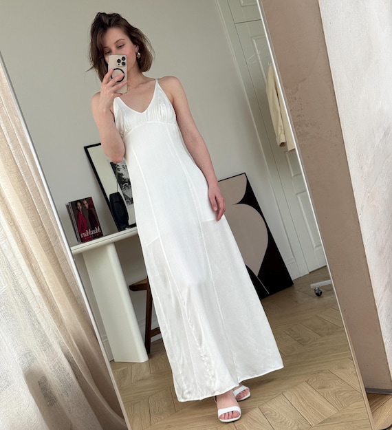 White Minimalist Bridal Satin Maxi Dress: V-neck Satin Summer City Chic  Beach Getaway Evening - Etsy Israel