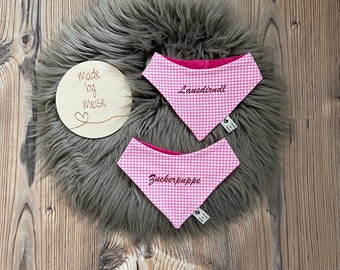 Puede incluir: Dos bandanas para perros de tela de cuadros vichy rosa y blanco con ribete rosa. Las bandanas están bordadas con el texto "Zuckerpuppe" y "Lausdirndl".