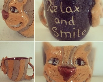 Tasse mit Aufschrift “Relax and smile“ und Katzenkopf und Schwanz als Henkel, Unikat, Handgefertigt, Steinzeug, Geschenk, spülmaschinenfest