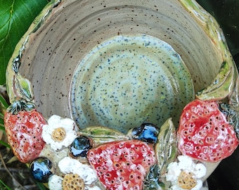 Setaccio splendidamente decorato per fragole e altra frutta, pezzo unico in gres di alta qualità, un utensile da cucina artigianale, modellato e tornito al tornio.