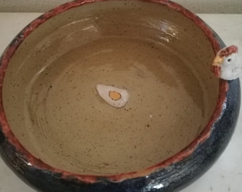 Shallow bowl with chicken and egg, scrambled egg plate, children's plate, stoneware, handmade, dishwasher safe, matching the chicken cup, unique