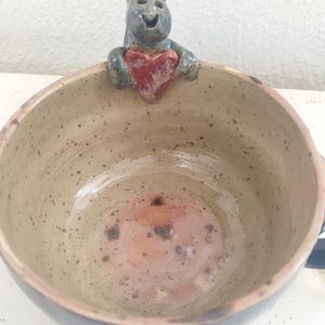 Tasse mit anmodelliertem Drache am Rand, Steinzeug, spülmaschinenfest, scheibengedrehte Keramik, Unikat, handgetöpfertes Geschenk, süß