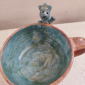 Mok met een gegoten draak op de rand, steengoed, vaatwasmachinebestendig, gedraaid op een draaischijf, uniek stuk, handgemaakt cadeau, schattig