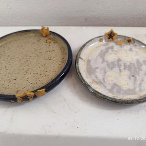 Plates with a star design, available in various styles. Great for winter decorations or as a base for incense dragons. Unique stoneware pieces.