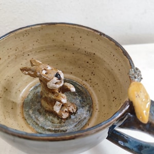 Tazza con coniglio sul fondo e carota sul manico, ceramica lavorata a disco, gres, tazza da caffè, pezzo unico, regalo fatto a mano