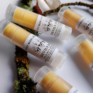Lippenbalsem Devils Jam Berry: wilde braam, met de hand gegoten, zoet en geruststellend, rustgevende chapstick