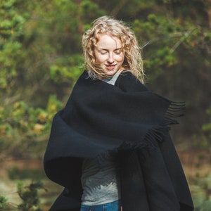 Strickponcho Schal Wrap – Raute V Form Cape mit Fransen 130x190cm Schwarz