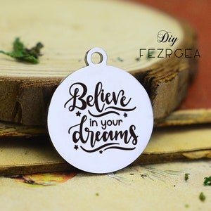 Acredite em seus sonhos, pingente de aço inoxidável, pingentes gravados com estrelas personalizadas, pingentes/amuletos personalizados, pingentes de pulseira de colar