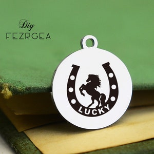 Charme de aço inoxidável para sapatos de cavalo, amuletos gravados da sorte personalizados, amuletos/pingentes personalizados, amuletos de pulseira de colar