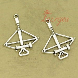 Pode incluir: Dois pingentes de metal prateados em forma de besta. Cada pingente tem um laço na parte superior para prender a um colar ou pulseira.
