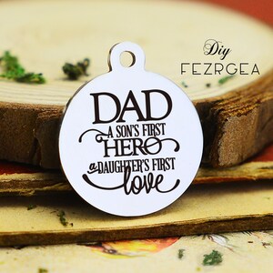Papá es el primer héroe de un hijo encanto de acero inoxidable, encanto de la hija personalizada encanto grabado encantos, encantos / colgantes personalizados, encantos de brazalete de collar