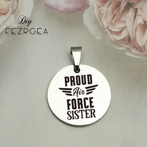Orgullosa hermana de la fuerza aérea encanto de acero inoxidable, encantos grabados de la fuerza aérea personalizada, encantos / colgantes personalizados, encantos de brazalete de collar