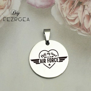 La mitad de mi corazón es la fuerza aérea encanto de acero inoxidable, encantos grabados de la fuerza aérea personalizada, encantos / colgantes personalizados, encantos de brazalete de collar
