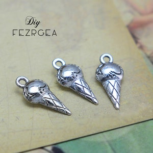 Può includere: Tre ciondoli a forma di cono gelato in argento con un designo dettagliato. I ciondoli hanno un anello nella parte superiore per essere attaccati a gioielli o altri oggetti artigianali.