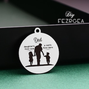 Papá acero inoxidable Charm, papá es el primer amor de la hija. Amor personalizado papá encantos grabados, encantos personalizados / colgantes