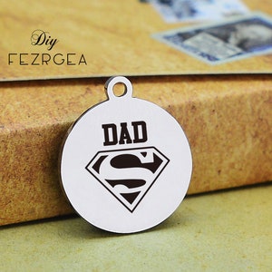 Encanto de acero inoxidable Súper papá, amor personalizado papá grabado encantos, encantos personalizados / colgantes, encantos de brazalete de collar
