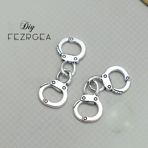 10PCS Antique silver Handcuffs Charms.police pendants. CY012