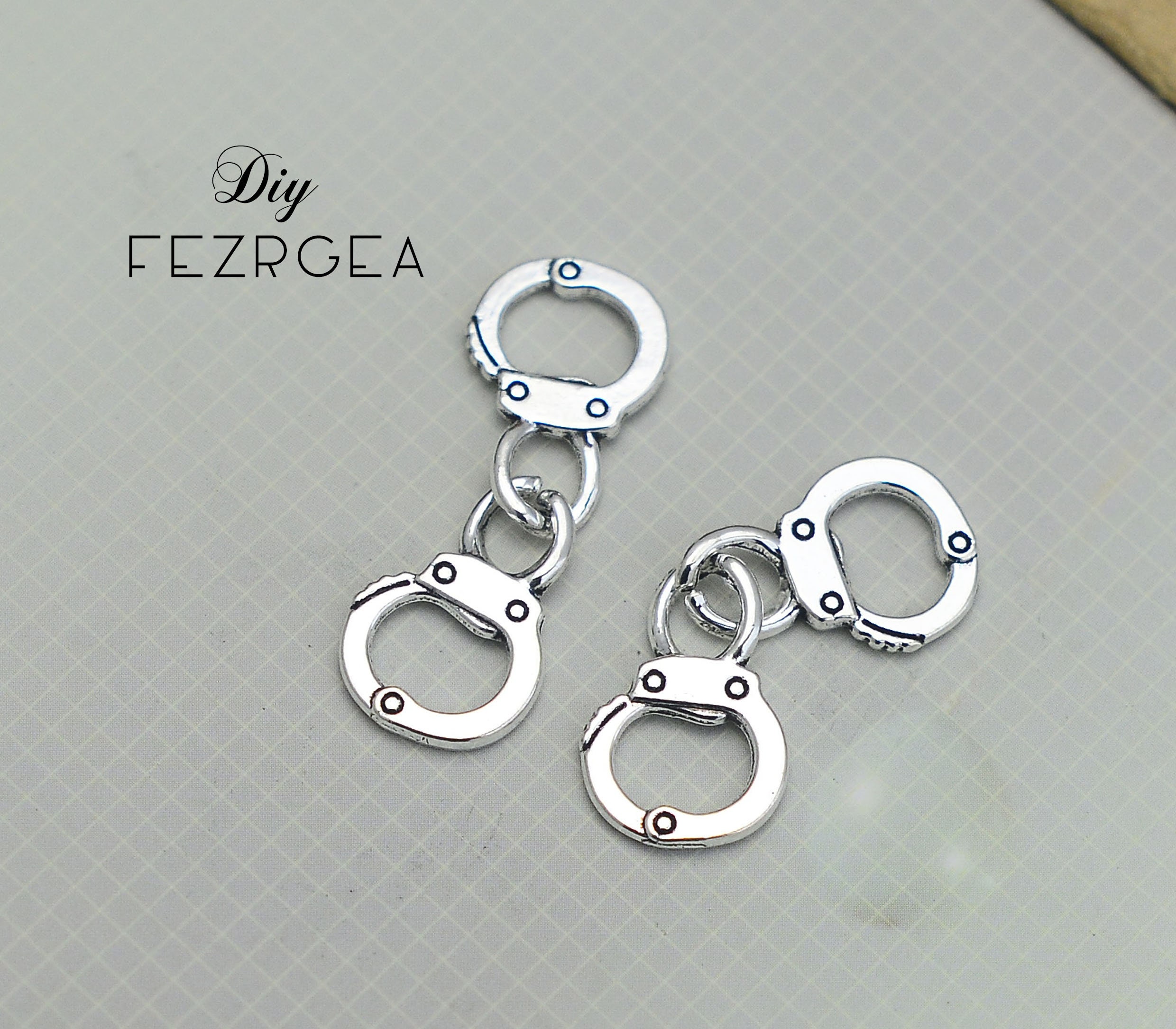 10PCS Antique Silver Handcuffs Charms.police Pendants. CY012