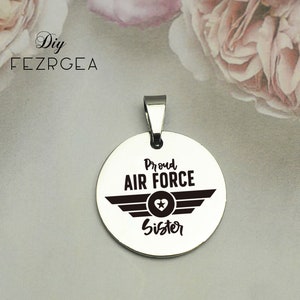 Orgullosa hermana de la fuerza aérea encanto de acero inoxidable, encantos grabados de la fuerza aérea personalizada, encantos / colgantes personalizados, encantos de brazalete de collar