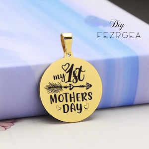 Mi primer amuleto de acero inoxidable del Día de la Madre, Amuletos grabados personalizados del Día de la Madre, Amuletos / Colgantes personalizados S2Q065