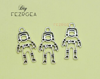 宇宙飛行士チャーム 宇宙チャーム アンティークシルバートーン 12 x 21
