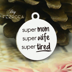 Súper mamá super esposa encanto de acero inoxidable, encantos super cansados personalizados, encantos personalizados / colgantes, encantos de brazalete de collar