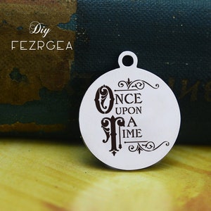 Può includere: Un ciondolo rotondo in argento con le parole "Once Upon A Time" in un carattere decorativo. Il ciondolo è rotondo e ha un anello nella parte superiore per attaccarlo a una collana o un braccialetto.
