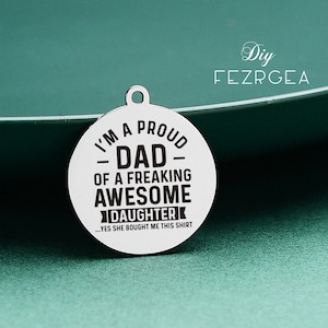 Amuleto de acero inoxidable para papá personalizado, soy un orgulloso papá Amuletos grabados, Amuletos / colgantes personalizados