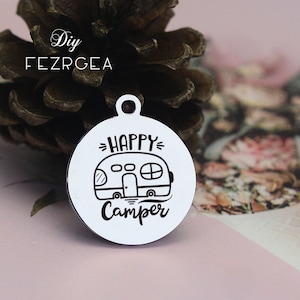 Charme de aço inoxidável para acampamento, amuletos personalizados gravados para campistas felizes, amuletos/pingentes personalizados, amuletos de pulseira de colar