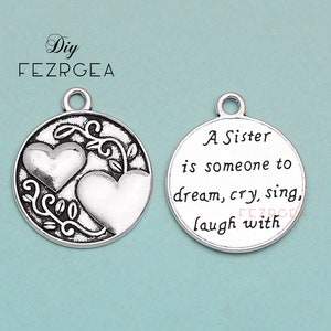 10 ST - 27 x 24 mm, Antik. En syster är någon att drömma, gråta, sjunga, skratta med berlocker. Hjärtanhängen.