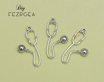 35 SZT.--26 x 12 mm, Antyczne srebrne zawieszki w kształcie stetoskopu pielęgniarskiego. Zawieszki medyczne.