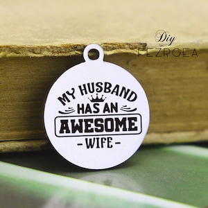 Mi marido tiene una esposa impresionante encanto de acero inoxidable, amor personalizado que los encantos grabados, encantos / colgantes personalizados, encantos de brazalete de collar