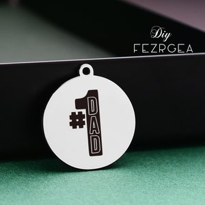 No.1 Papá Encanto de acero inoxidable, Día del padre personalizado Encantos grabados, Amuletos personalizados / colgantes, Collar Brazalete Encantos