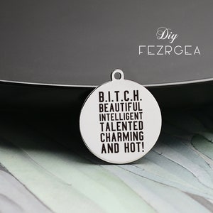 Op de afbeelding: Een zilveren bedel met het acroniem B.I.T.C.H. uitgespeld en de woorden "Mooi, Intelligent, Getalenteerd, Charmant en Heet!" erop.
