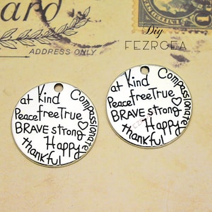 15 peças--25x25mm, amuletos de palavras de prata antigas. pingentes de paz verdadeira e livre, fortes, felizes, agradecidos e corajosos.