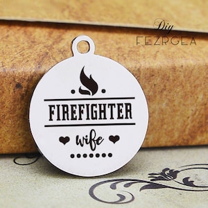 La esposa del bombero encanto de acero inoxidable, encantos grabados de bomberos personalizados, encantos / colgantes personalizados, encantos de brazalete de collar