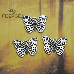 20PCS--26x18mm, Antique silver Butterfly charms. Insect pendants.