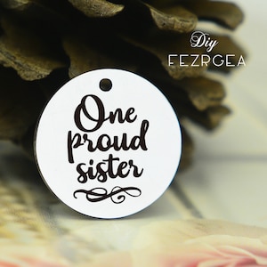 Una orgullosa hermana Encanto de acero inoxidable, Pulseras personalizadas encantos grabados, encantos / colgantes personalizados, encantos de brazalete de collar