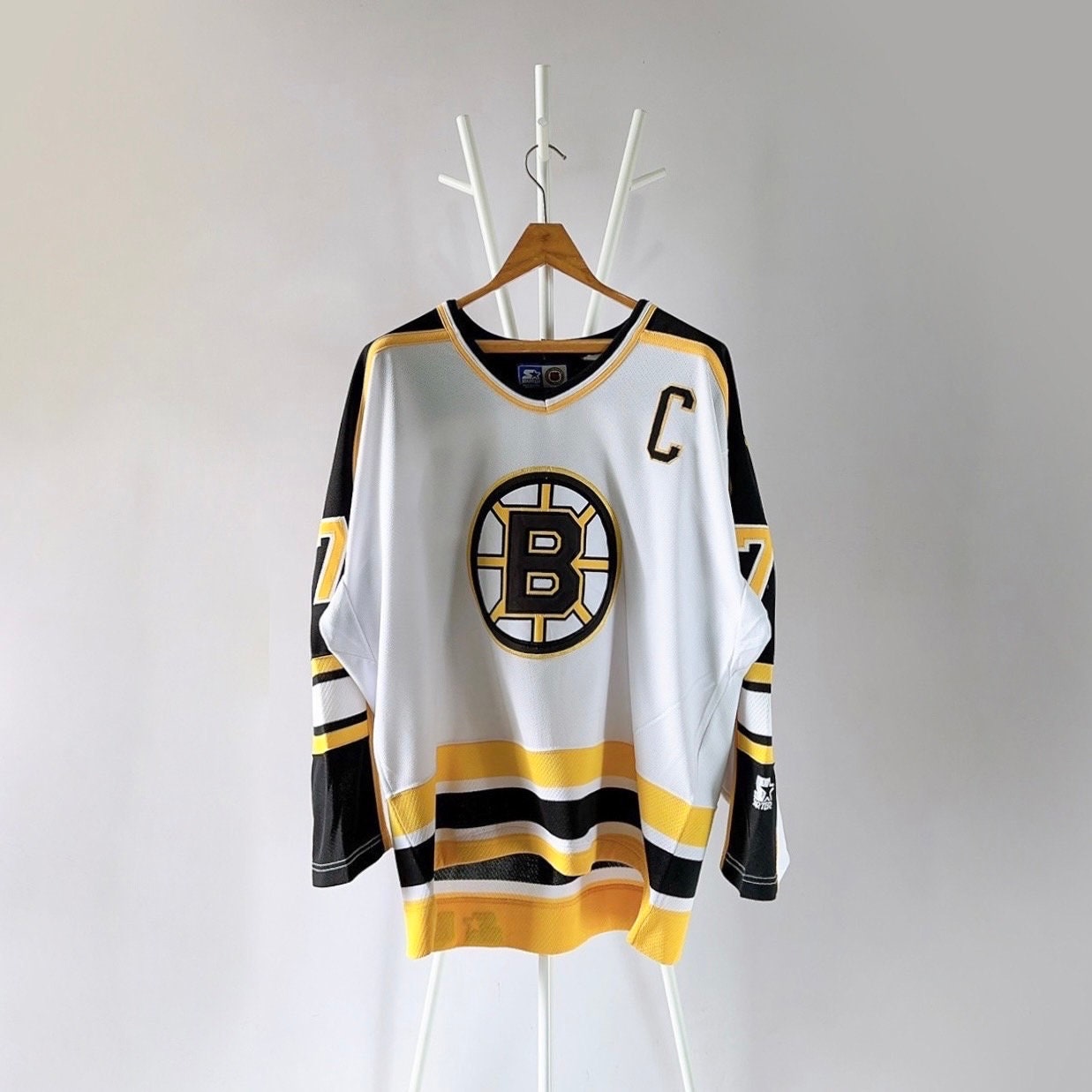 VINTAGE MADE IN CANADA BOSTON BRUINS THE POOH BEAR YOUTH HOCKEY JERSEY SIZE  L/XL