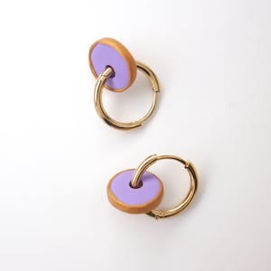 Hoops Ohrringe, Huggie Creolen, 13mm, gold, mit Anhänger, rund, aus Fimo, matt