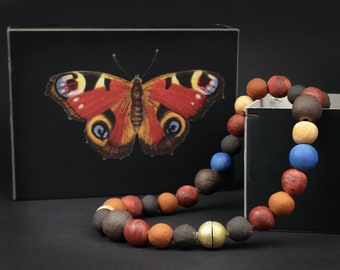 Modèle de collier de perles : papillon paon avec boîte à bijoux