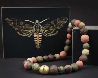 Modèle de collier de perles : convolvulus sphinx avec boîte à bijoux