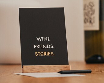 Postkarte „Wine. Friends. Stories.“ | Karte mit Goldveredelung  |  DIN A6  |  Geschenk für Weinliebhaber | formstark Papeterie