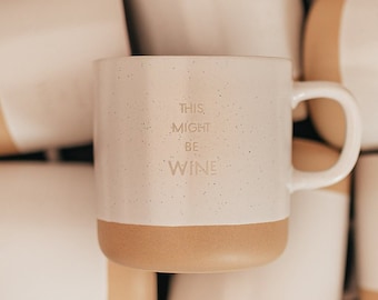 Weintasse Steingut: Keramiktasse mit Lasergravur „This might be wine“ | Kaffeebecher Geschenk für Weinliebhaber | Tasse | Tee