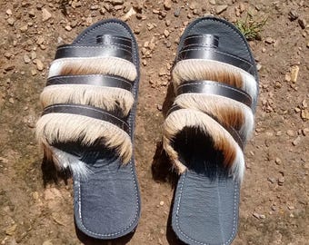Schwarze authentische Zulu Imbadada Sandalen aus echter Springbockhaut und Reifen - traditionelle handgefertigte afrikanische Schuhe