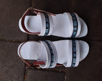 Traditionelle Imbadada Sandalen | Zulu Reifen Sandalen mit Kunstlederriemen | Handgefertigte afrikanische Schuhe | Weiße oder blaue Gummisohle