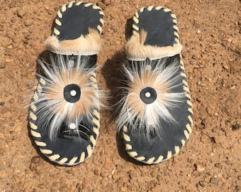 Braune authentische Zulu Imbadada Sandalen aus echter Springbockhaut und Reifen - traditionelle handgefertigte afrikanische Schuhe