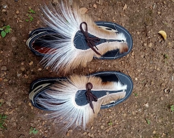 Sandalias Zulu Imbadada auténticas negras, hechas de piel y neumáticos de gacela saltarina: calzado tradicional africano hecho a mano.