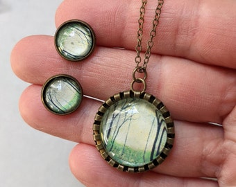 Set of necklace plus ear plug with glass cabochon