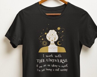 Ich arbeite mit dem Universum-Hexe-T-Shirt | Lustiges Astrologie spirituelles Shirt | New-Age-Metaphysik-Geschenk